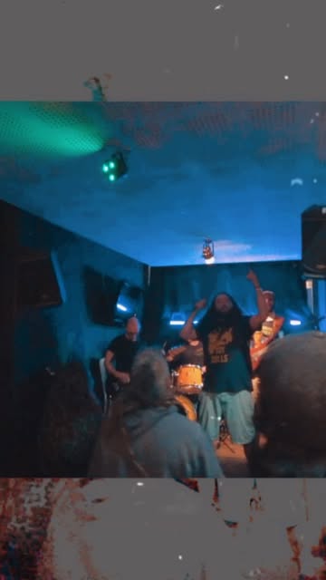 d'Amélia apresenta «Dentro»