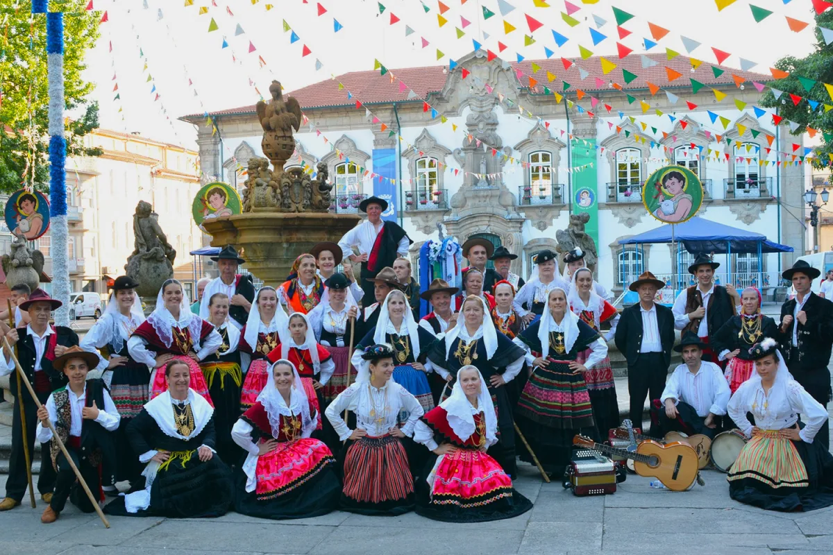 Desfile dos grupos folclóricos participantes no Festival Folclórico das Festas de São João de Braga