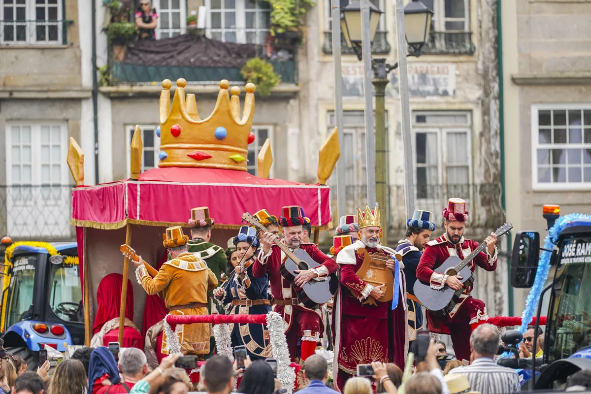 Cortejo Sanjoanino com Carros das Ervas, Rei David e Pastores